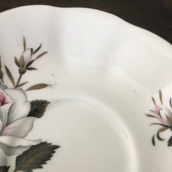 Royal Albert 'Queens Messenger' White Rose English Porcelain Teacup & Saucer - Picture 10 of 11